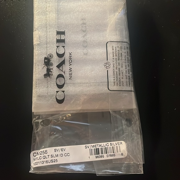 COACH Puffy Diamond Quilting Leather, Silver Metallic ID Case, NWT - Picture 6 of 6